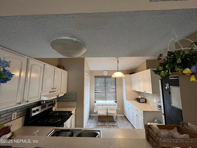 Building Photo - 636 Aquatic Dr