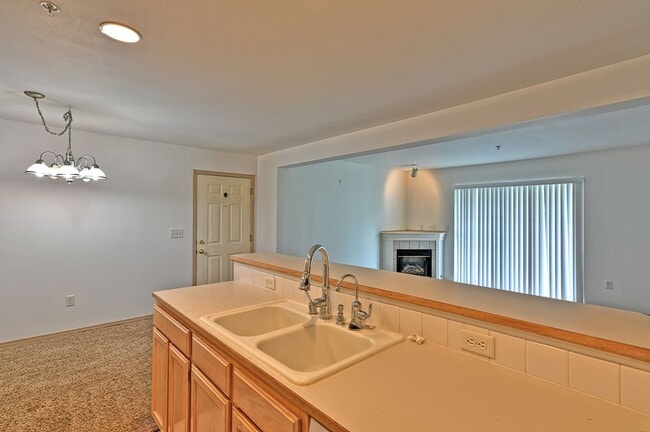 Building Photo - Charming 2-Bedroom Ground-Level Home in Qu...