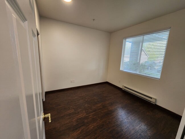 Building Photo - Renovated 3 Bedroom Condo