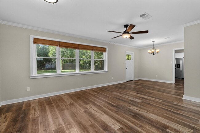 Building Photo - 119 Charles Ave