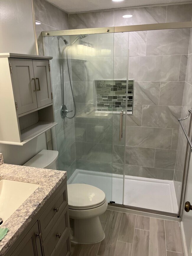 Building Photo - Beautiful 2 Bedrooms 2.5 Bathroom luxury 3 level Townhouse location in the Rockburn Commons Commu...