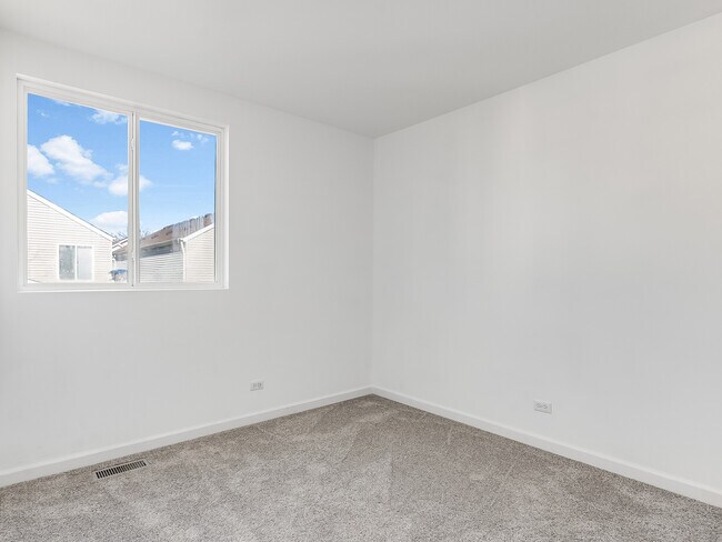 Building Photo - 1053 Symphony Dr