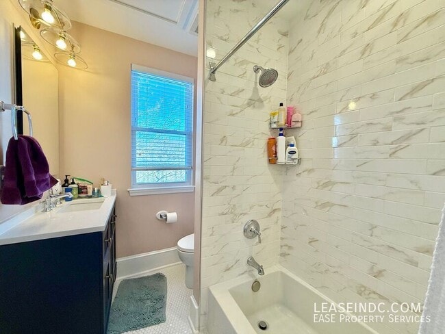 Building Photo - 159 V St NE