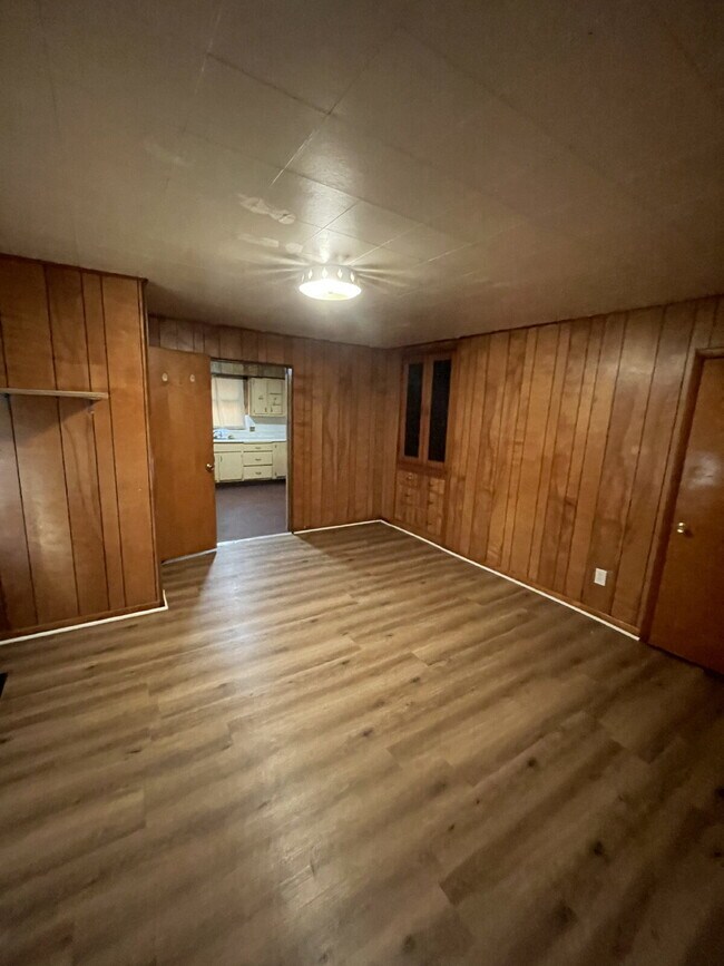 Building Photo - Spacious 3 bedroom with Off street parking!