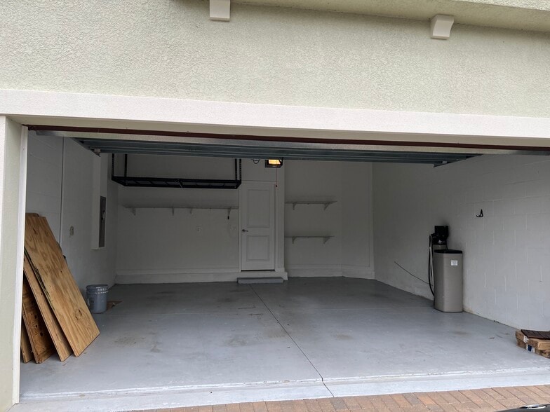 Building Photo - 923 Terra Vista St