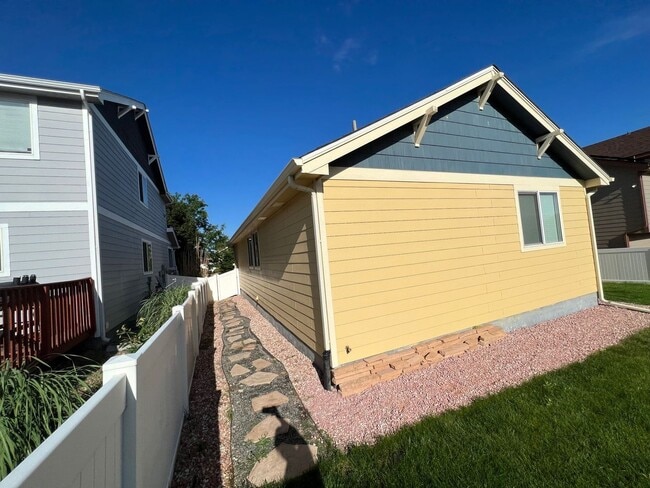 Building Photo - Wonderful Home in Evans