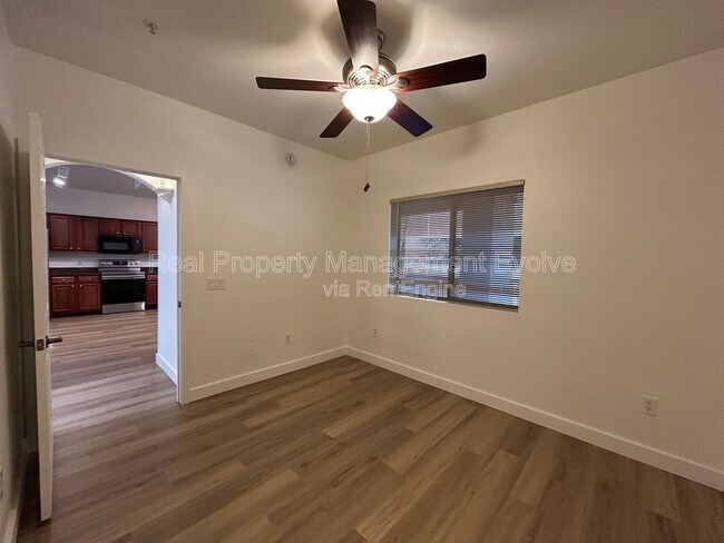 Building Photo - 920 E Devonshire Ave