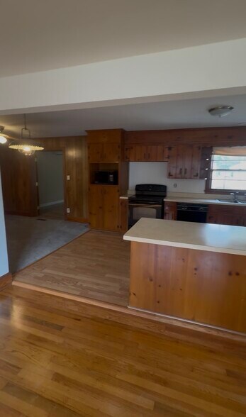 Kitchen Island - 2904 Norfolk St