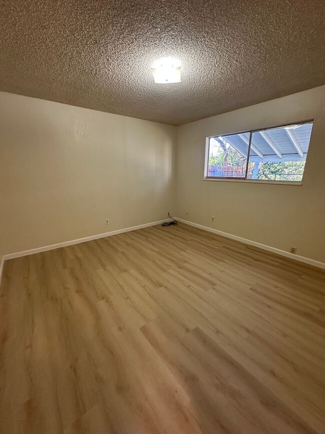 Building Photo - SPACIOUS MULTI-STORY 4 BEDROOM 2.5 BATHROOM HOME IN ANDERSON