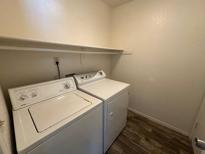 Building Photo - 9011 E Weyburn Dr