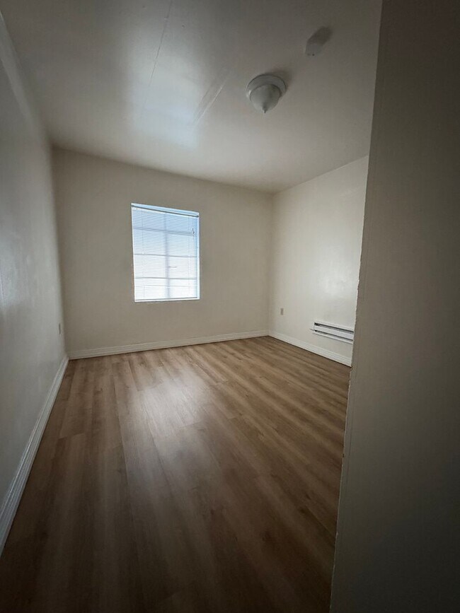 Building Photo - 39-43 W 880 N