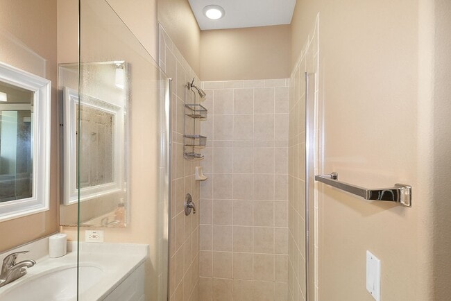 Building Photo - TURNKEY - LUXURY 2BED/2BA FULLY FURNISHED ...