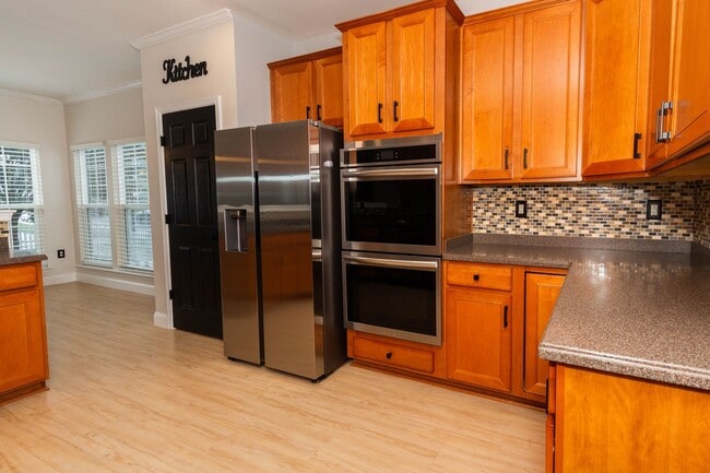 Building Photo - 4 bed, 2.5 bath Single Family Home in Char...