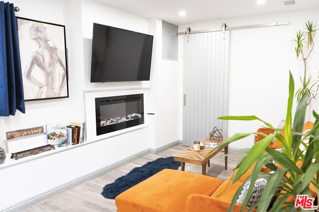 Building Photo - 348 1/2 Laveta Terrace