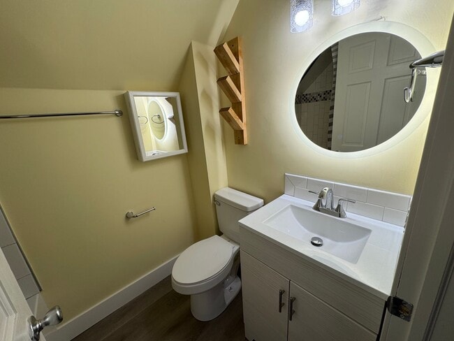 Building Photo - Updated 2BR Home with Reserved Parking – Moline