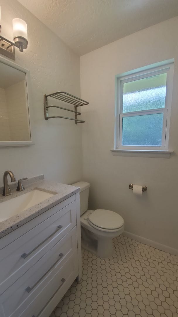 Building Photo - (2) Bedroom Duplex E Norman Avail NOW!