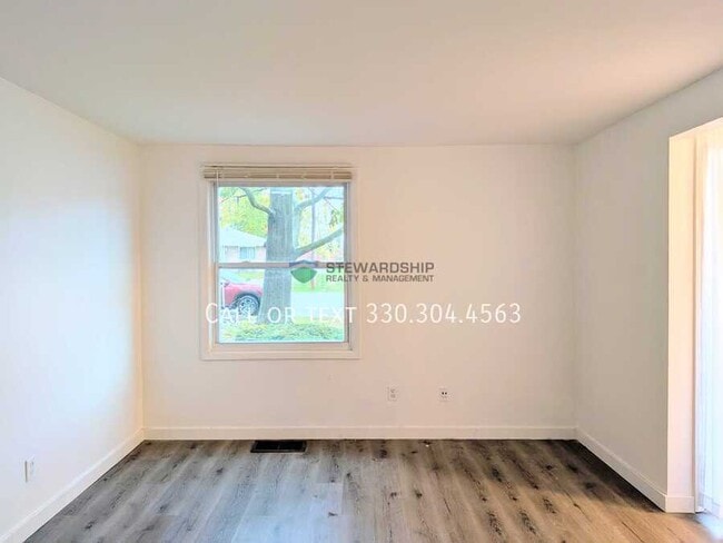 Building Photo - 372 Oak Mnr Ave NE