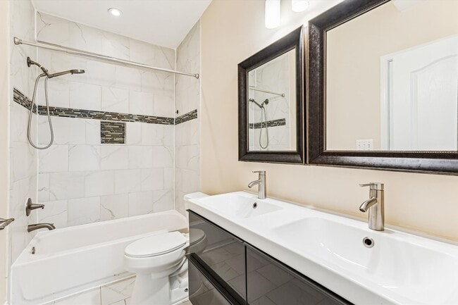 Building Photo - Charming and very Spacious 3 BR/3.5 BTH in...