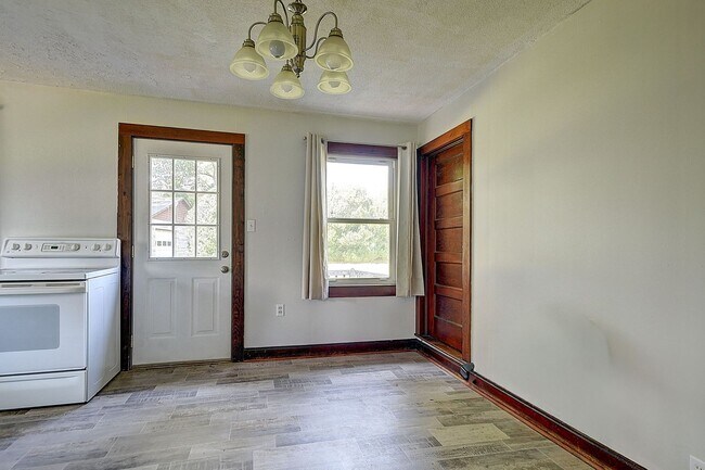 Building Photo - 1504 Bristol Caverns Hwy
