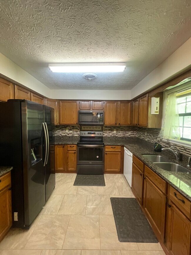 Building Photo - Walking Distance to the Parkway!