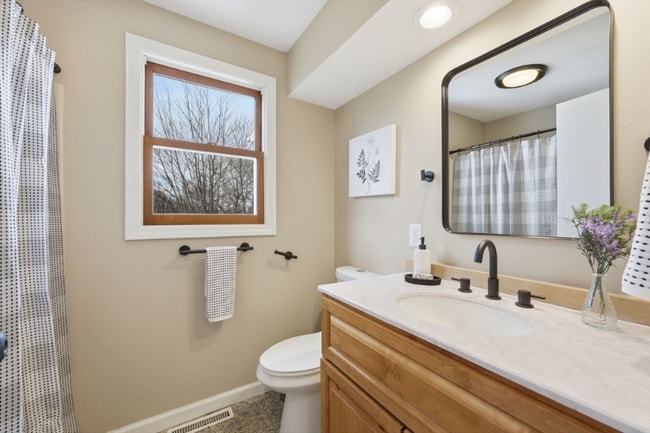 Building Photo - 10 Woodcrest Rd