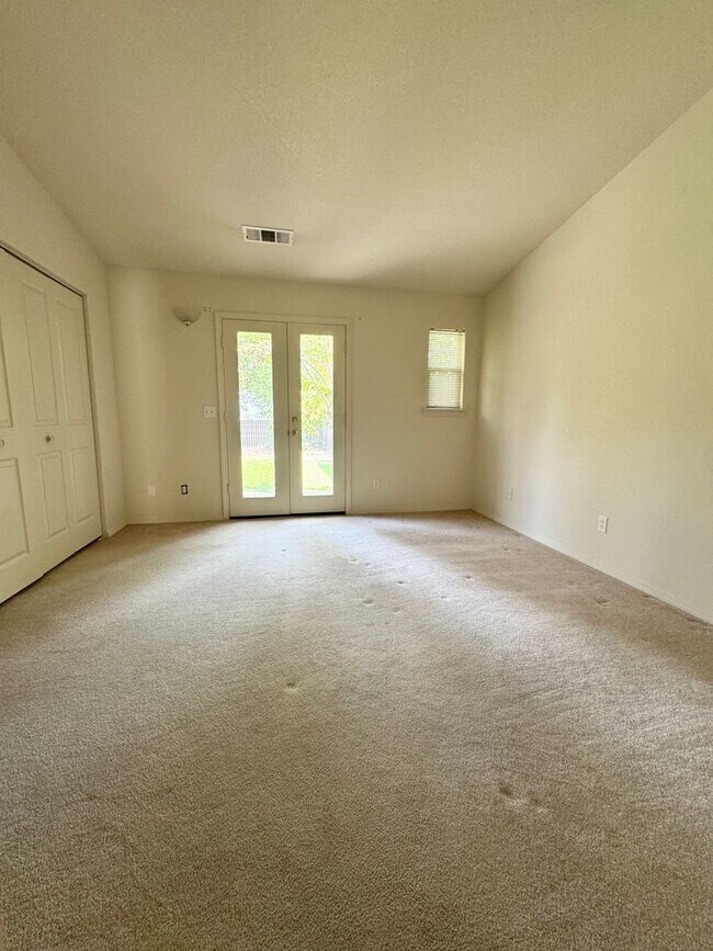 Building Photo - Fantastic Duplex in Desirable Location