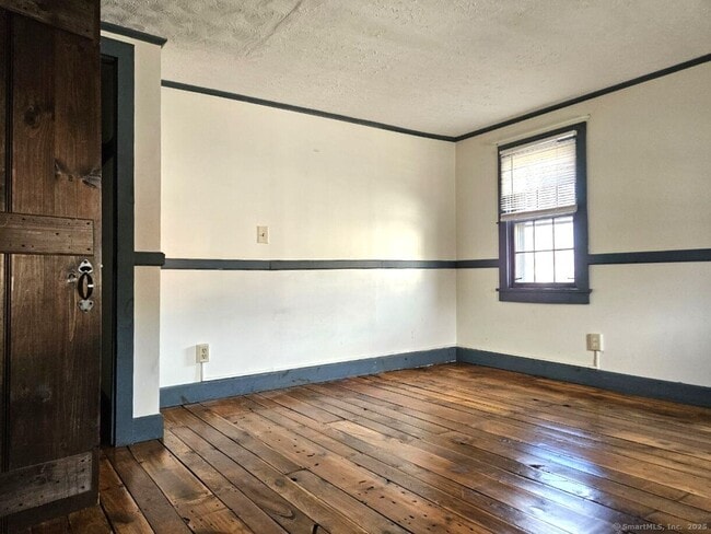 Building Photo - 703 Main St