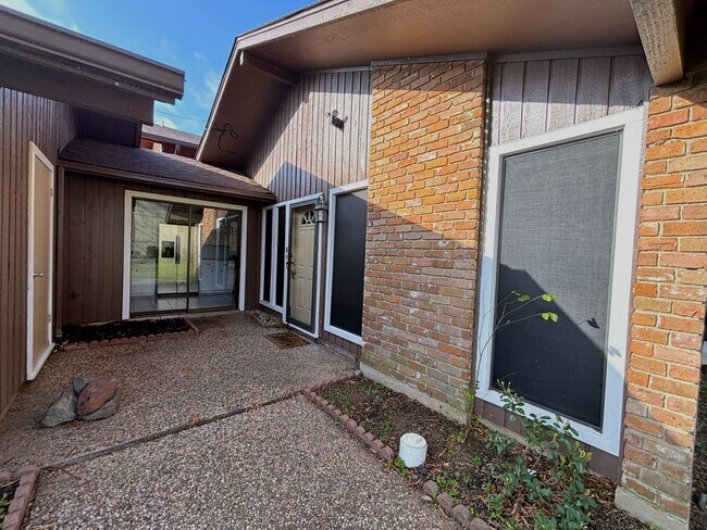 Primary Photo - Lake View with Easy Access to I220