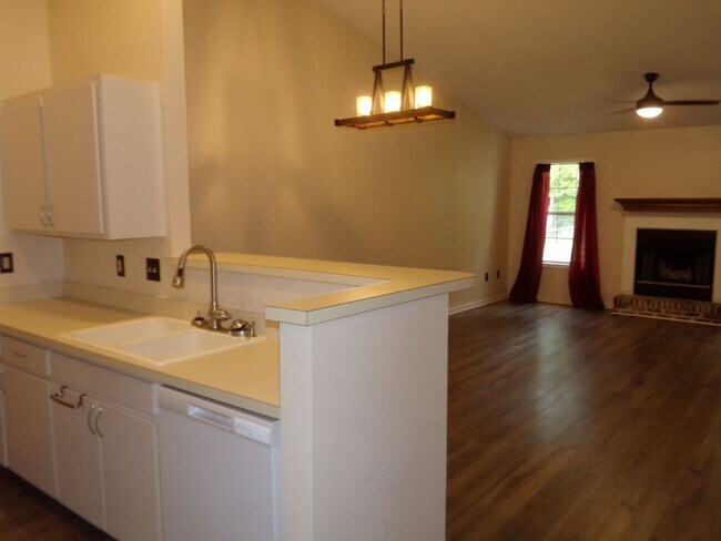Building Photo - 127 Village Ct