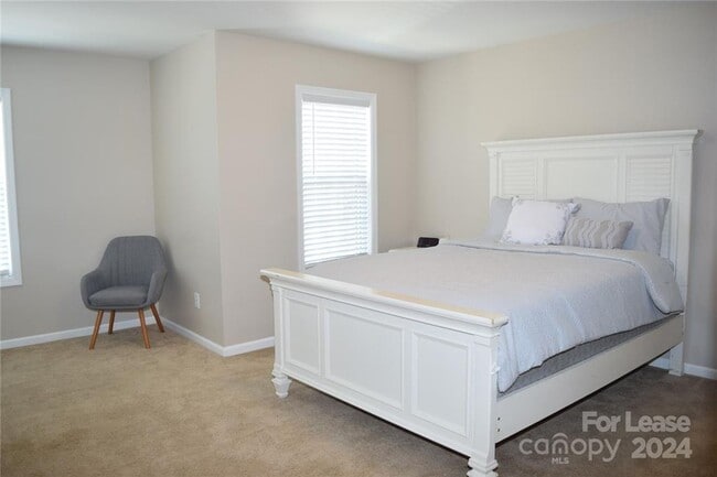 Building Photo - Fully furnished 2 bedroom, 1.5 bath townho...