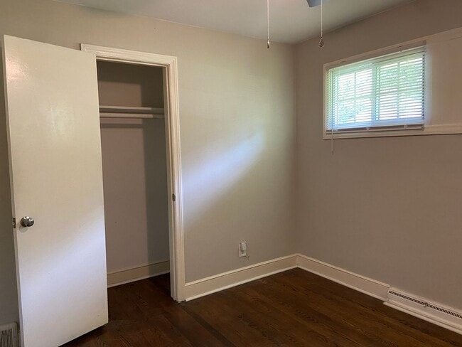 Building Photo - 3 Bedroom, 1.5 Bathroom House in Greensboro!