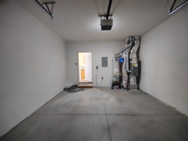 Building Photo - Spacious 3 bedroom 2.5 Bath Townhouse with...