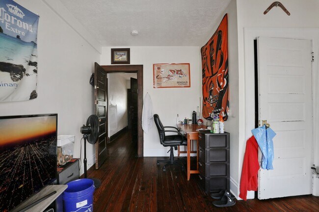 Building Photo - GREAT OSU SOUTH CAMPUS LOCATION - Ridiculously Nice back deck and off-street parking for everyone