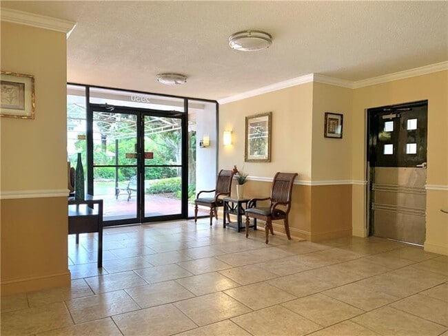 Building Photo - 2950 N Palm Aire Dr