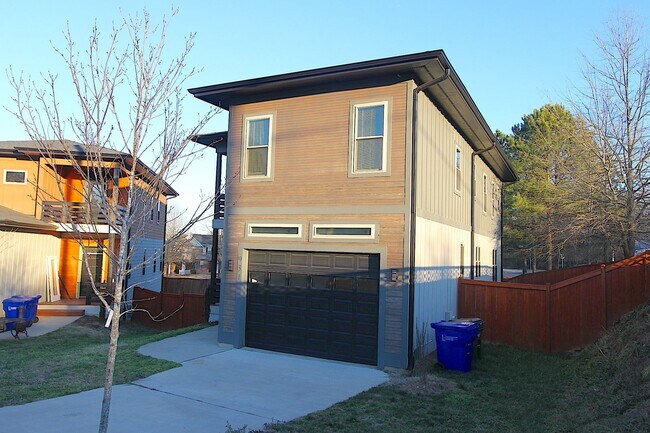Building Photo - Modern Style Home in Downtown Durham!
