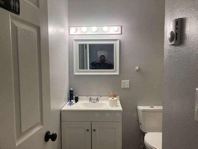 Building Photo - Upstairs 1 Bedroom Apartment