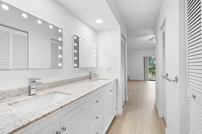 Building Photo - 5054 Golfview Ct