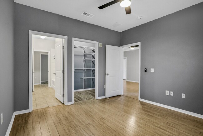 Building Photo - Stunning Remodeled 2 Bedroom Condo in Williams Walk