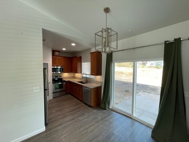 Building Photo - 2 bedroom 2 bath, With garage and fenced yard