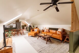 Building Photo - 824 5th St NE