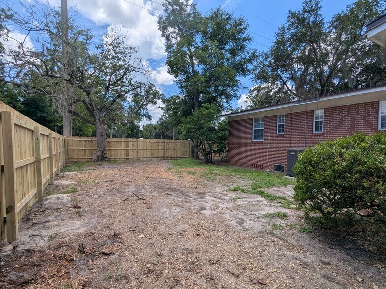 Building Photo - 3557 Edgewater Dr