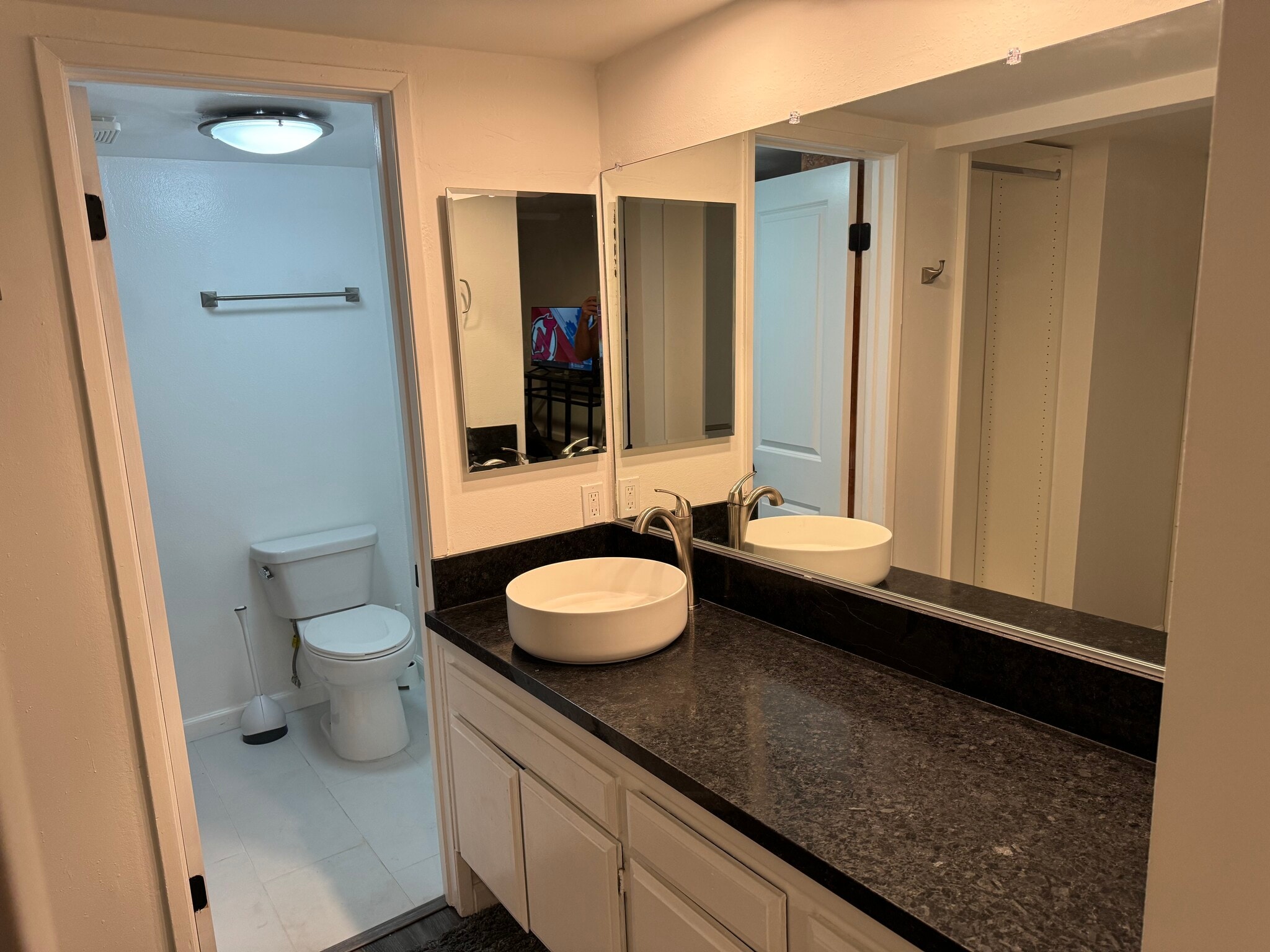 primary bathroom - 2700 Cahuenga Blvd E