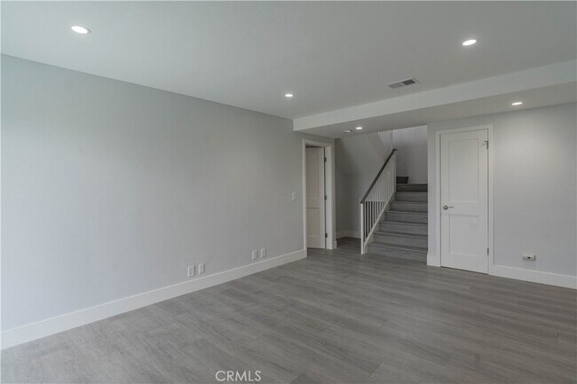 Building Photo - 633 Vista Bonita