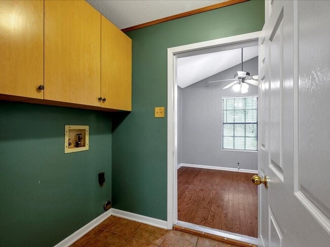 Building Photo - Country Living in Alazan!