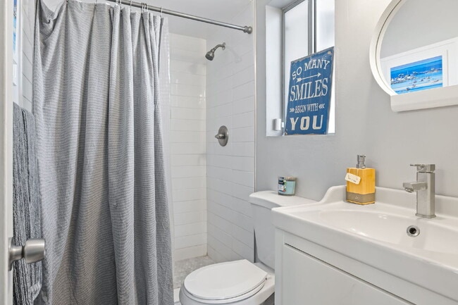 Building Photo - 4 Bedroom Condo for Rent in Ventura!