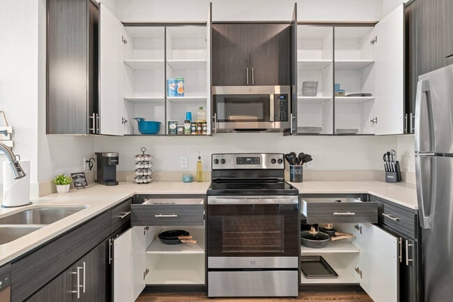 Building Photo - 711 W Broadway Rd