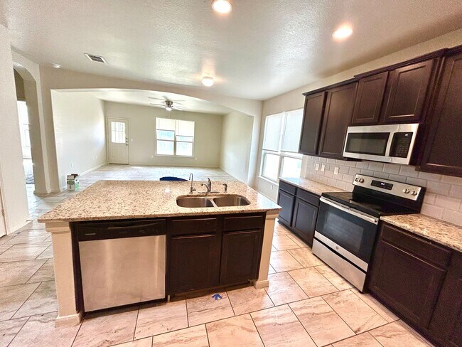 Building Photo - *MOVE IN SPECIAL* Comfort & Convenience – 2-Story Home with Fenced Backyard!