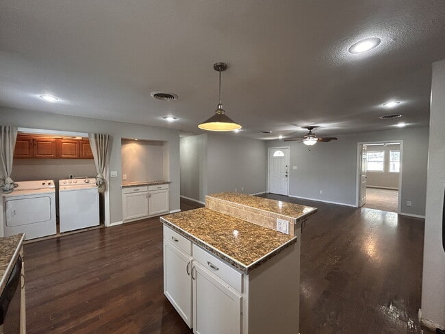 Building Photo - Beautiful, Spacious 4 Bedroom Close to Texas Tech.