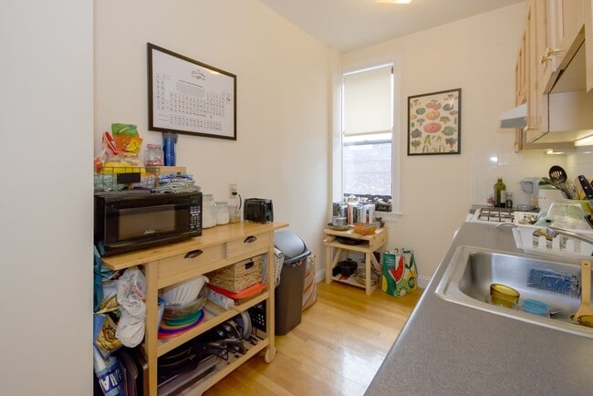 Building Photo - Great Allston 2bed / 1bath available now or January 2026