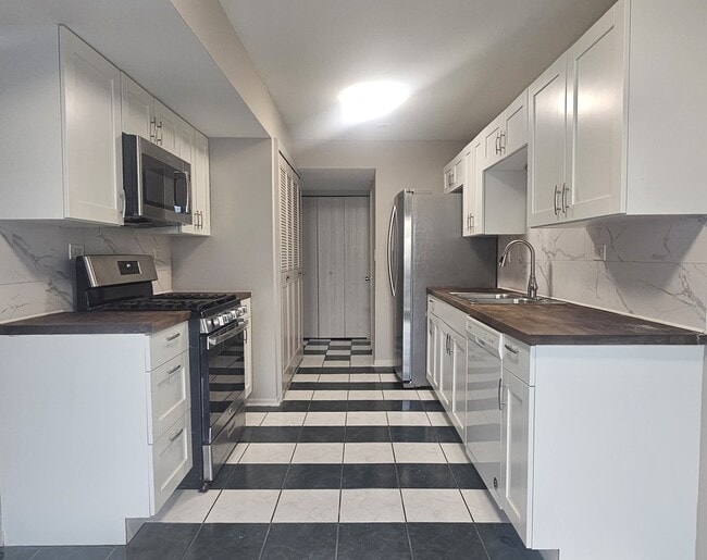 Building Photo - 841 Oxford Pl